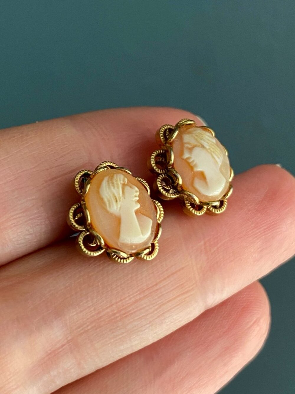 Vintage Shell Cameo Earrings Gold Screw Back